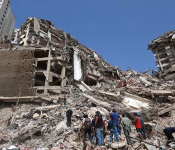 (260626) -- LA GUAIRA, 26 junio, 2026 (Xinhua) -- Personas son vistas sobre los escombros de edificios derrumbados luego de que se registraran dos terremotos, en Catia La Mar, estado La Guaira, Venezuela, el 26 de junio de 2026. Aumento a 920 la cifr