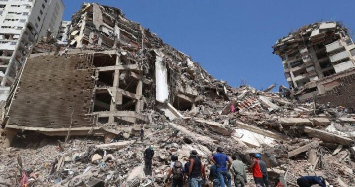 (260626) -- LA GUAIRA, 26 junio, 2026 (Xinhua) -- Personas son vistas sobre los escombros de edificios derrumbados luego de que se registraran dos terremotos, en Catia La Mar, estado La Guaira, Venezuela, el 26 de junio de 2026. Aumento a 920 la cifr